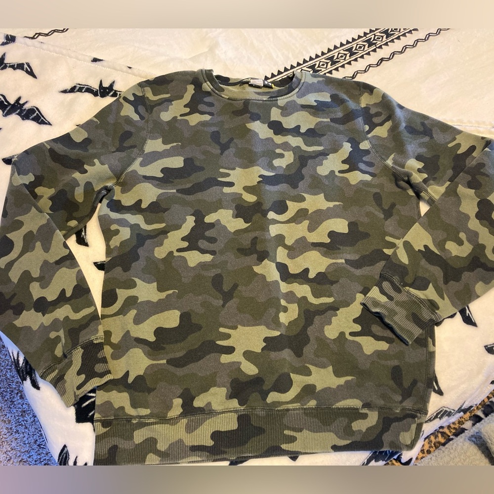 Under armor size, small camo sweatshirt